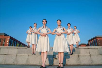 信息服务 构建智能化商业生态的核心引擎